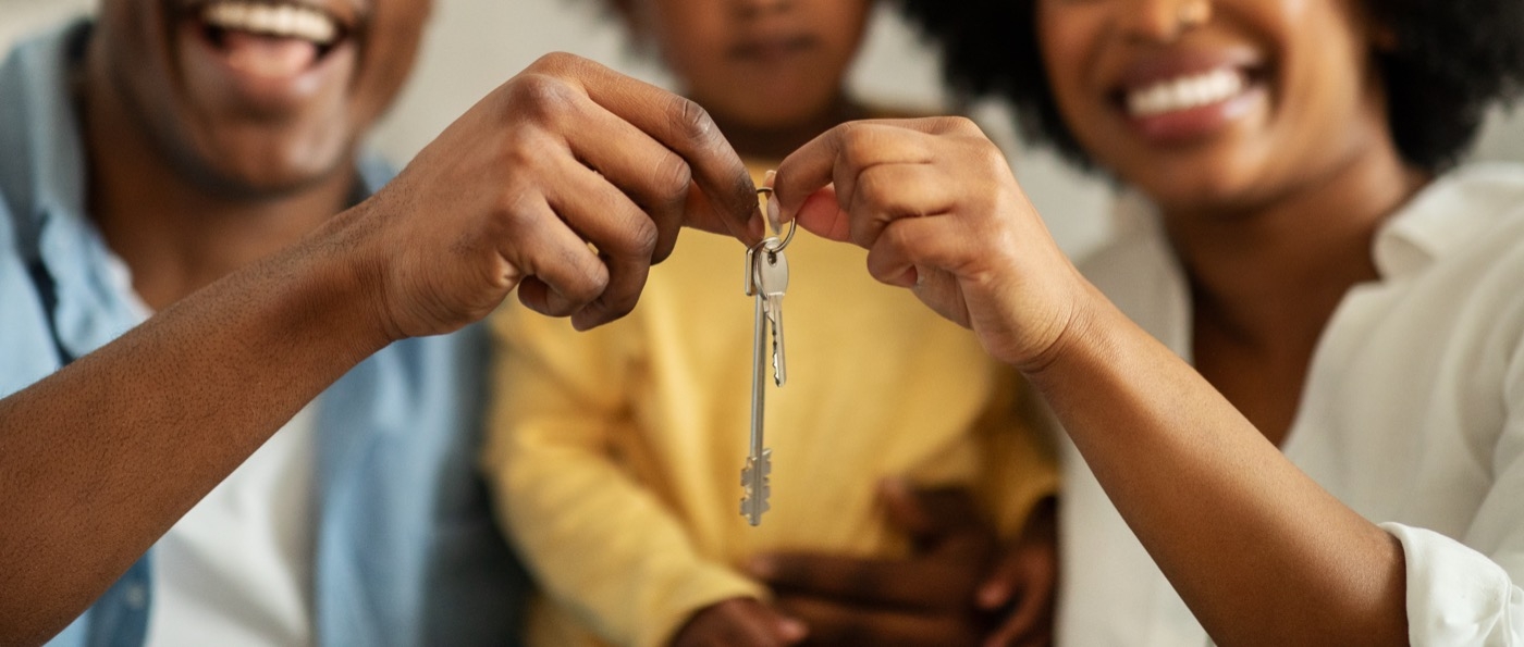 Família realizando o sonho da casa própria com a Alea
