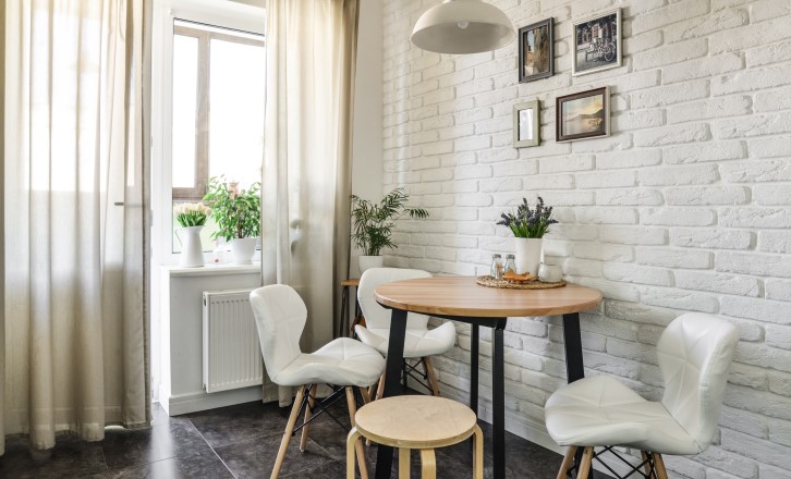 Estilos de decoração: 20 estilos para inspirar você | Foto de uma sala de jantar decorada com tons de branco, preto e bege | Estilo de Vida | Blog Alea